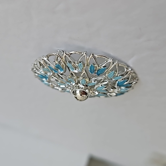 STAR Vintage Enamel 1 5/8"Dia. Silvertone Brooch - Picture 4 of 6